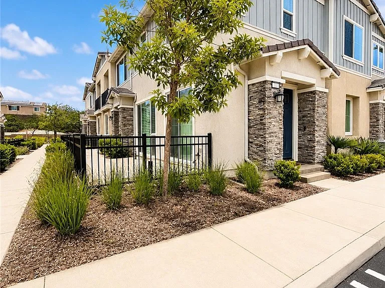 16570 Wyndham Ln — Photo 2