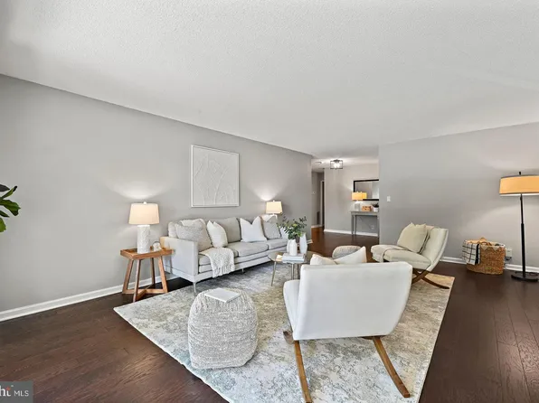 8350 Greensboro Dr APT 126, Mc Lean, VA 22102