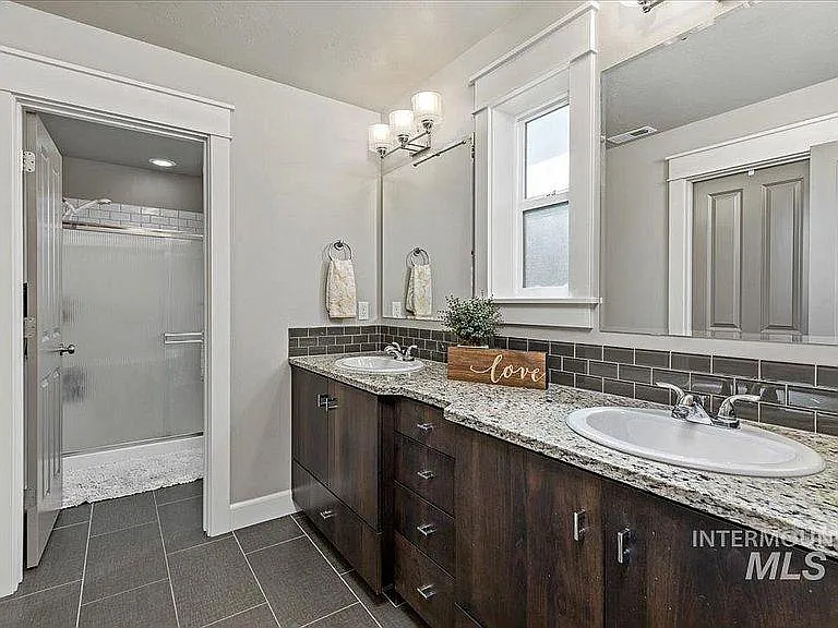 273 W Valentino St — Photo 21