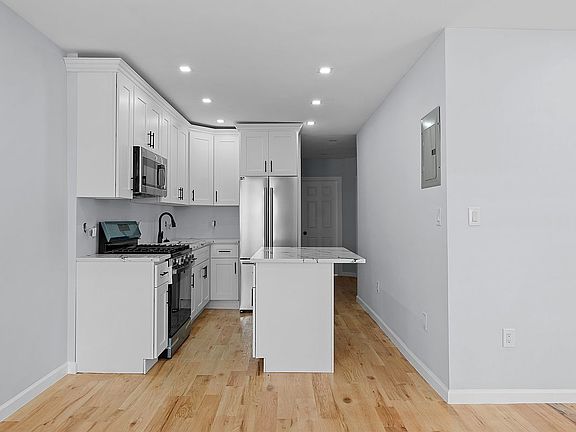 3rd image of 997 E 52nd St