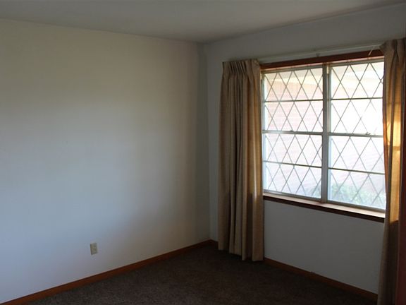 3rd image of 2878 Lawn Oak Dr