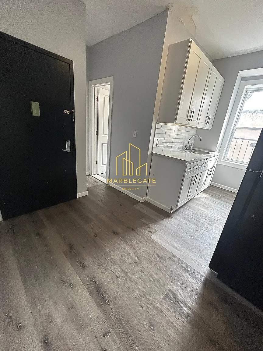 2 bed, 800 sqft, $1,900 — Photo 1
