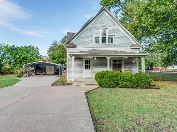 113 N Bradley St, Caney, KS 67333