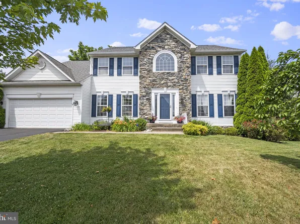 285 Spyglass Hill Dr, Charles Town, WV 25414