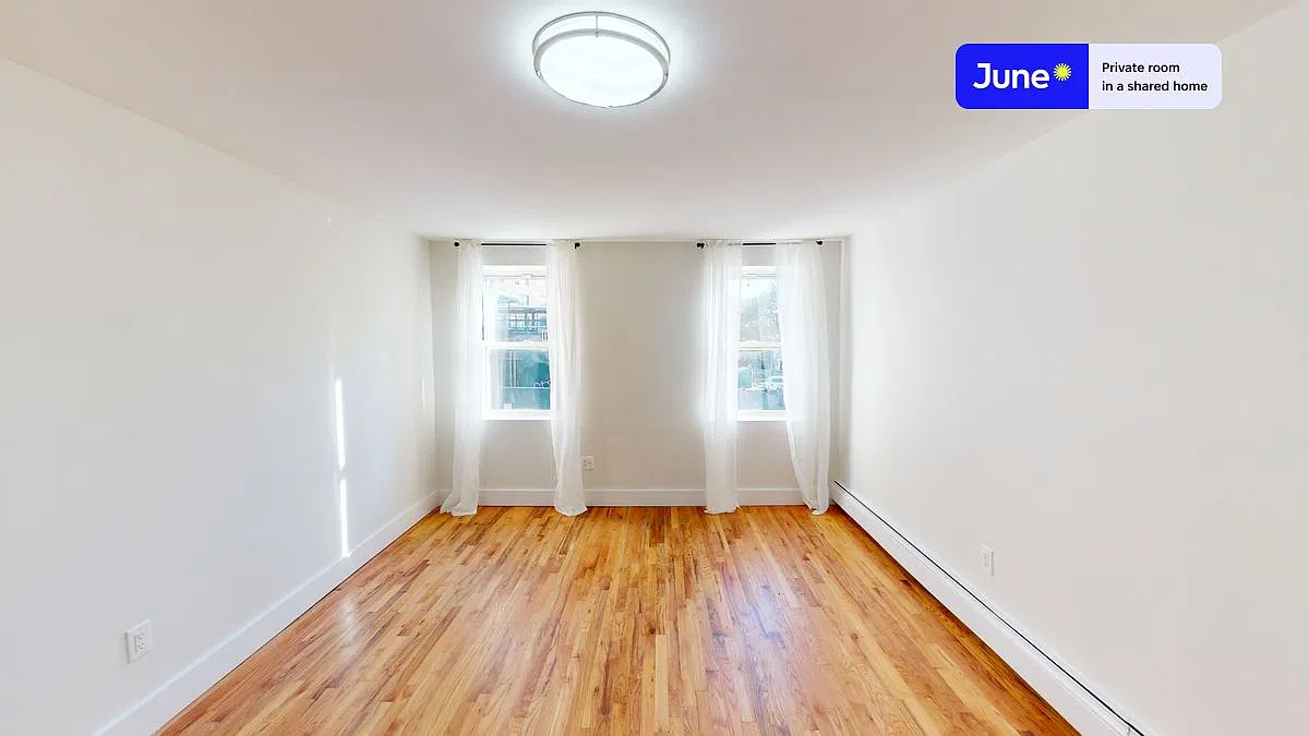 Queen bedroom in 3 bed/1 bath home in Bedford-Stuyvesant #1793 C — Photo 2