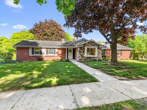 W71N980 Harrison AVENUE, Cedarburg, WI 53012