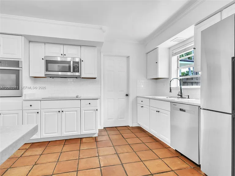 10015 SW 85th Ter — Photo 2