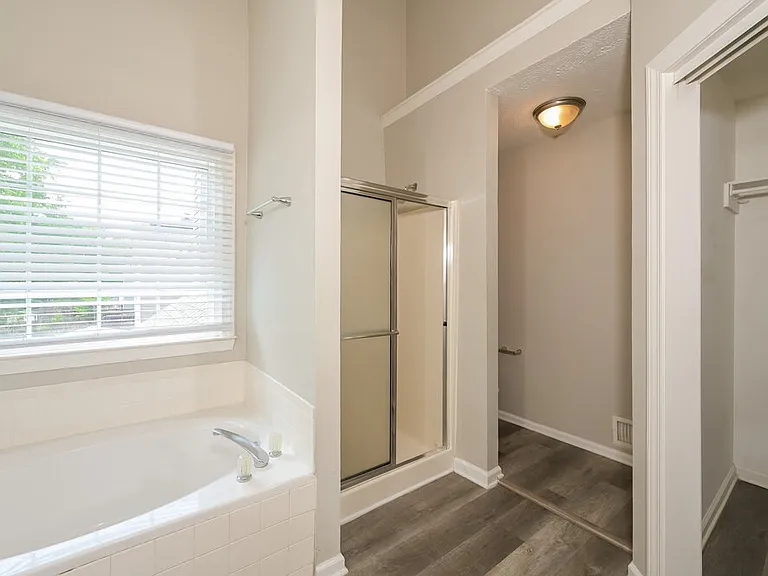1070 Hunters Creek Ct — Photo 11