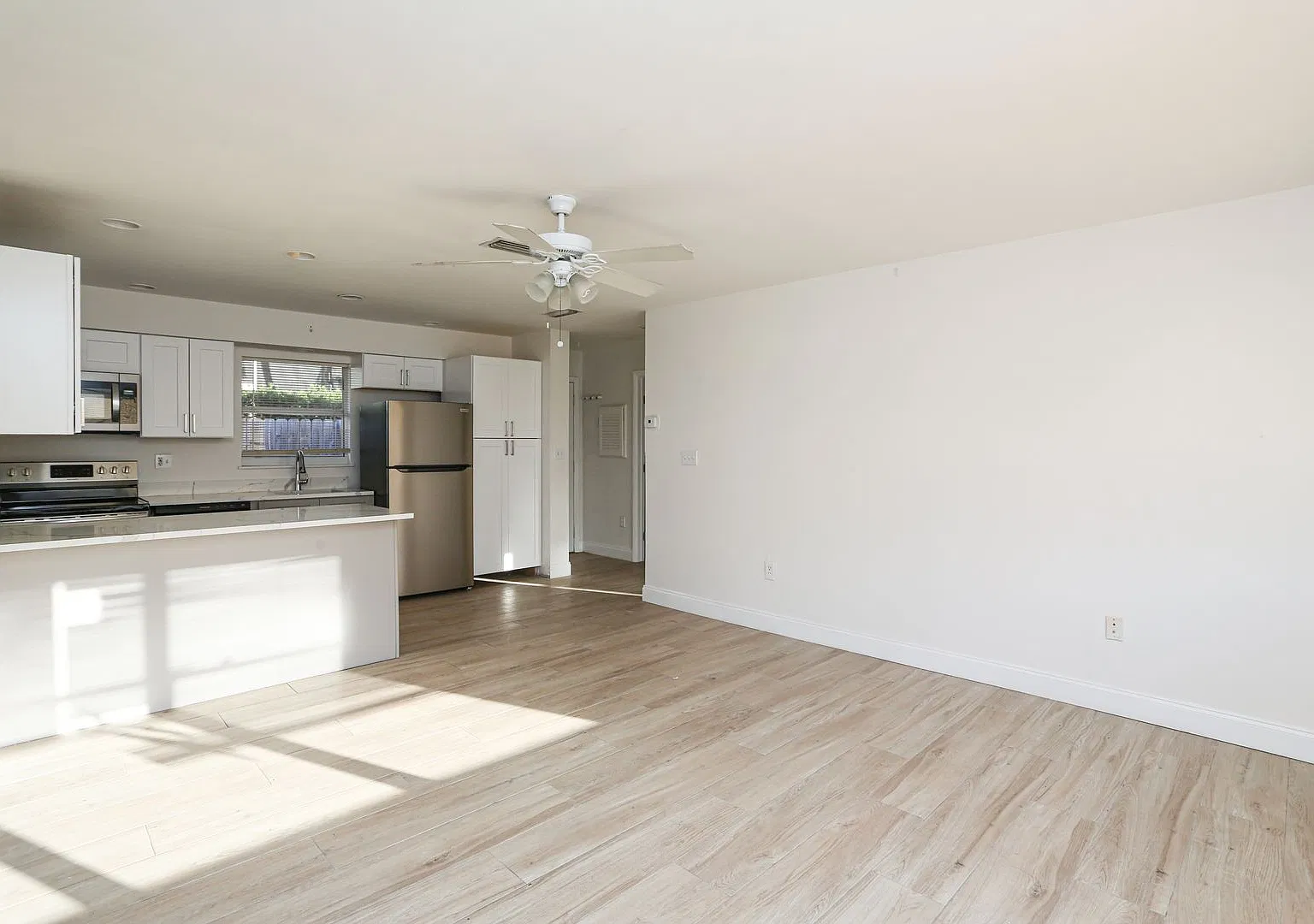 No Hoa, Quick Move In Naples Park Annual Close To The Beach Close To Mercato Pet Friendly — Photo 3