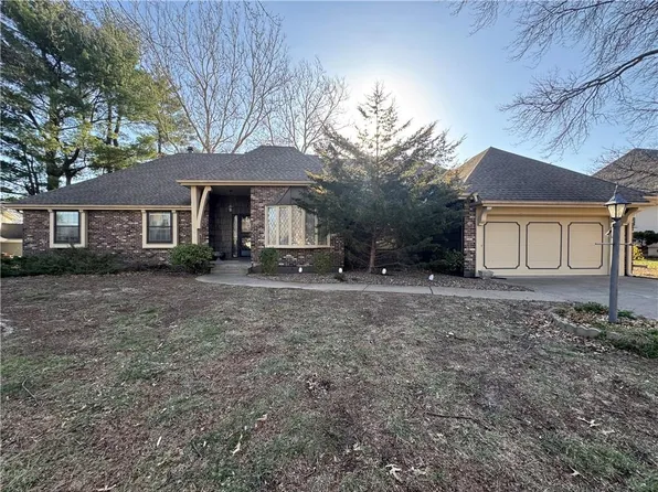 1208 NW Fairway Cir, Blue Springs, MO 64014