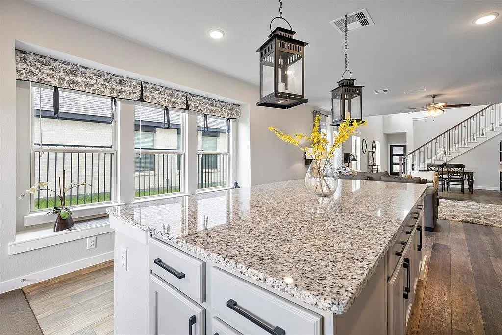 Spacious 5-Bedroom Home in Desirable Atascocita Neighborhood — Photo 3