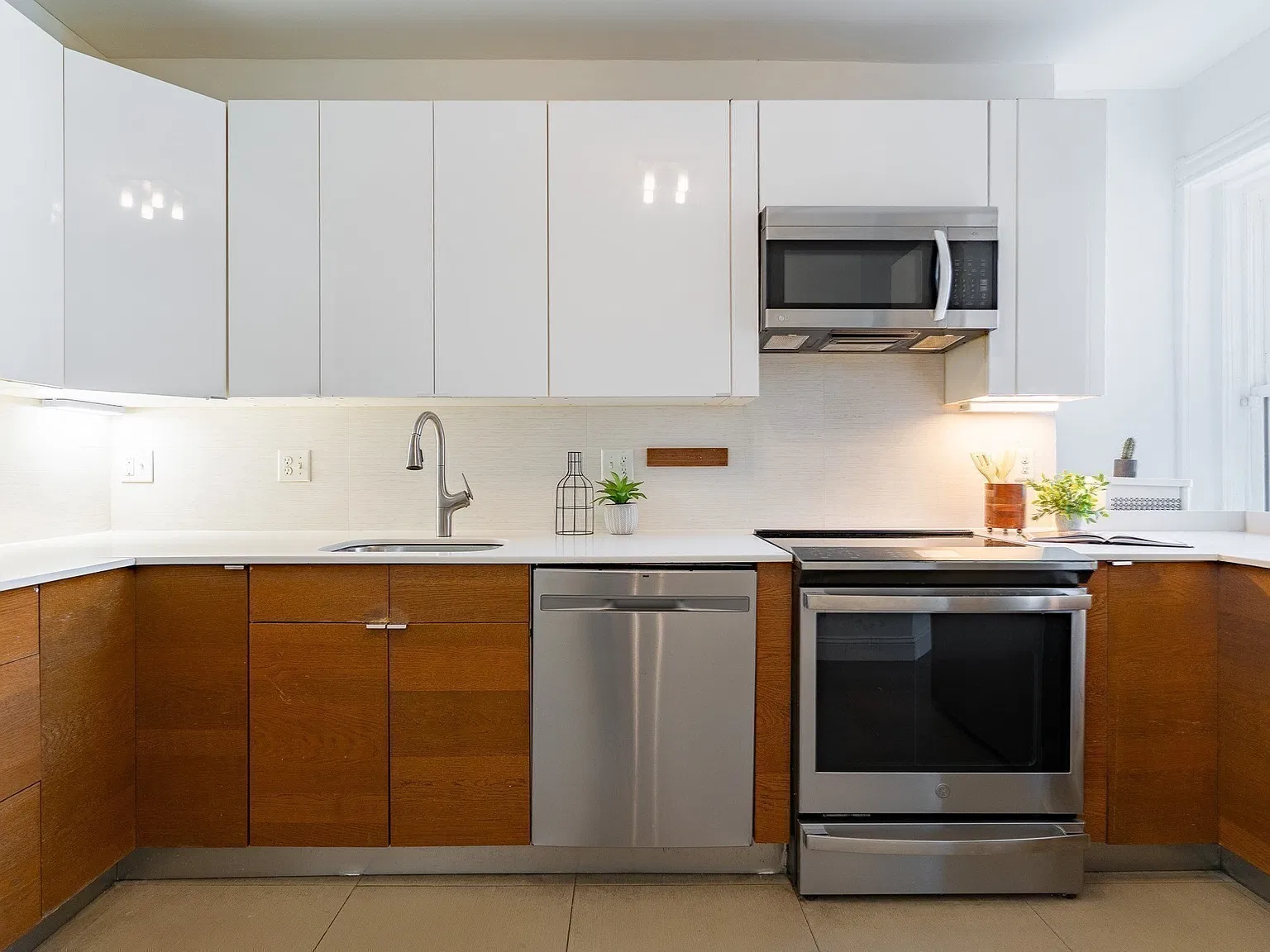 3 bed, 2.0 bath, 1422 sqft, $5,000 — Photo 4