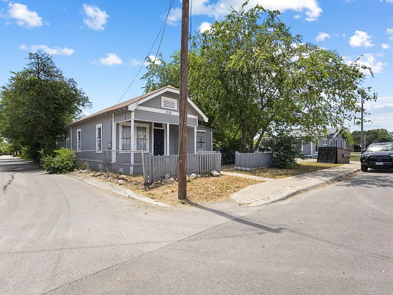 1710 N Navidad St — Photo 3
