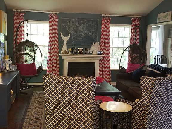 Livingroom with vaulted ceilings