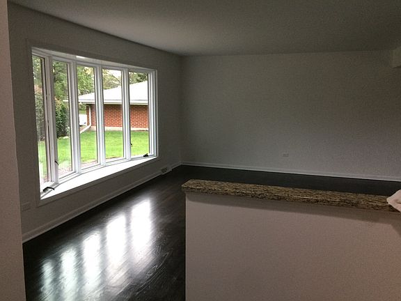 4th image of 18W120 Claremont Dr