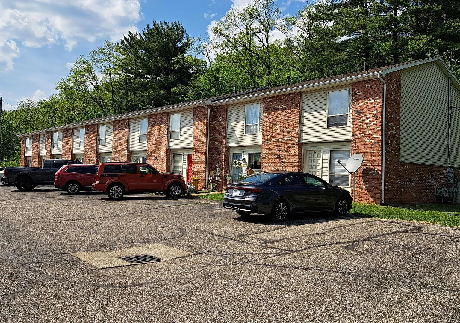 Evergreen Apartments & Townhouses in Belpre, OH — Photo 3