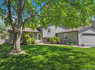 405 Carriage Hill Rd, Naperville, IL 60565