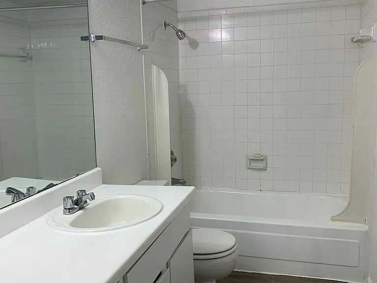 Emerald Cove Apartments — Photo 44