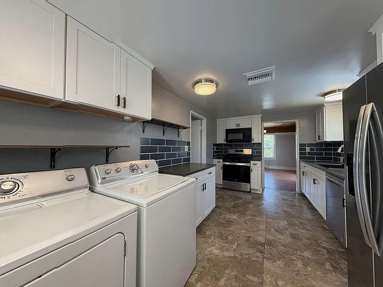 1320 E Colton Ave — Photo 9
