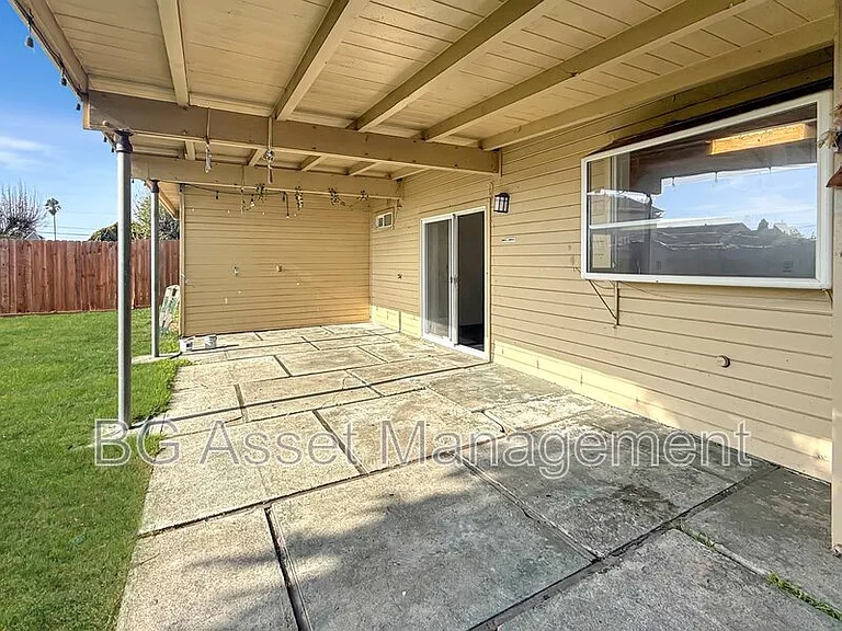 1526 Visalia Ave — Photo 12