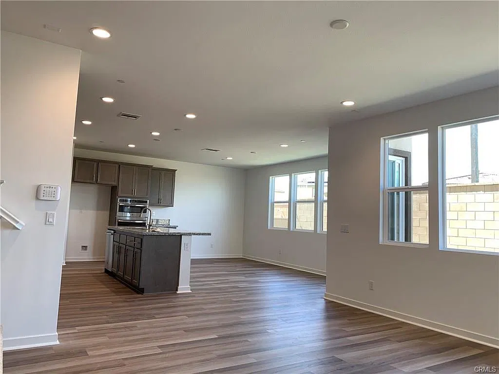 4 bed, 2.5 bath, 2441 sqft, $3,800 — Photo 3