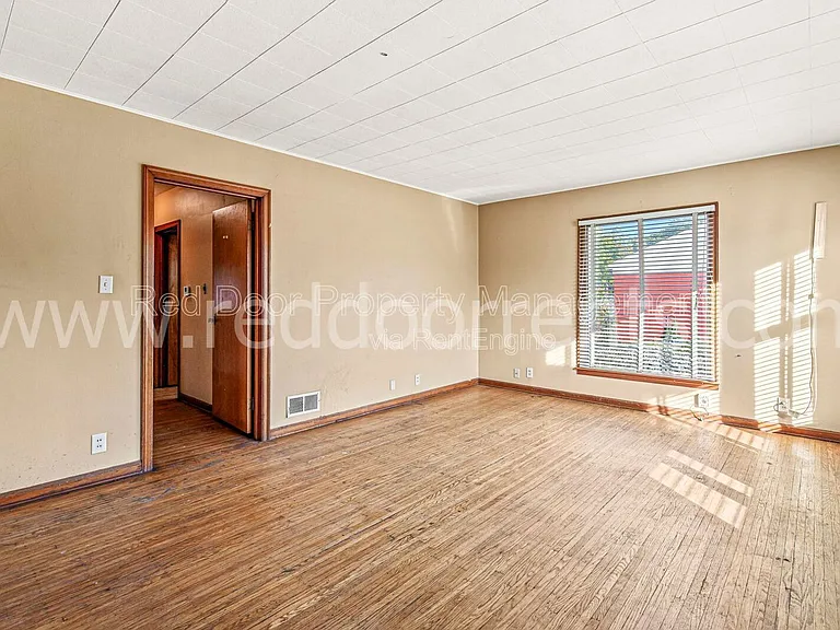 328 N Post Rd — Photo 16