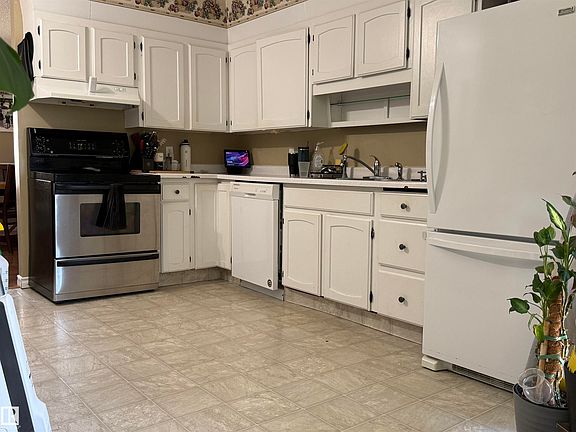 3rd image of 153 Maple Cres