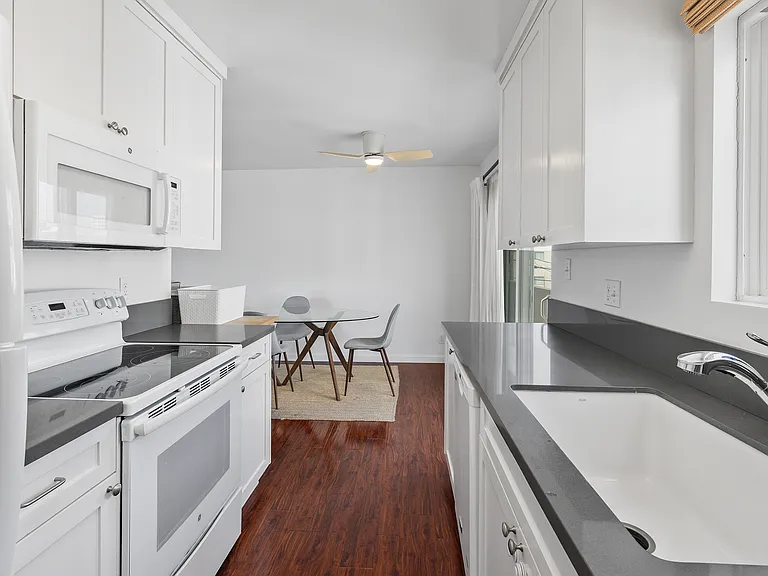 11836 Mayfield Ave #9 — Photo 8