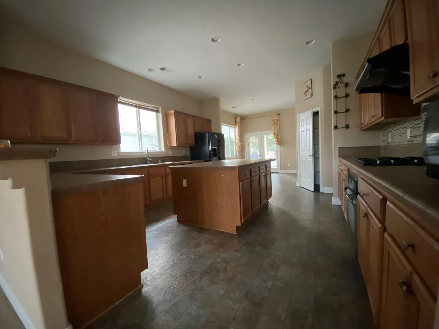 4 bed, 3460 sqft, $3,350 — Photo 4