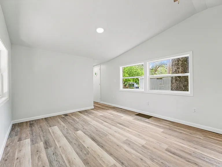 125 Evergreen St — Photo 5