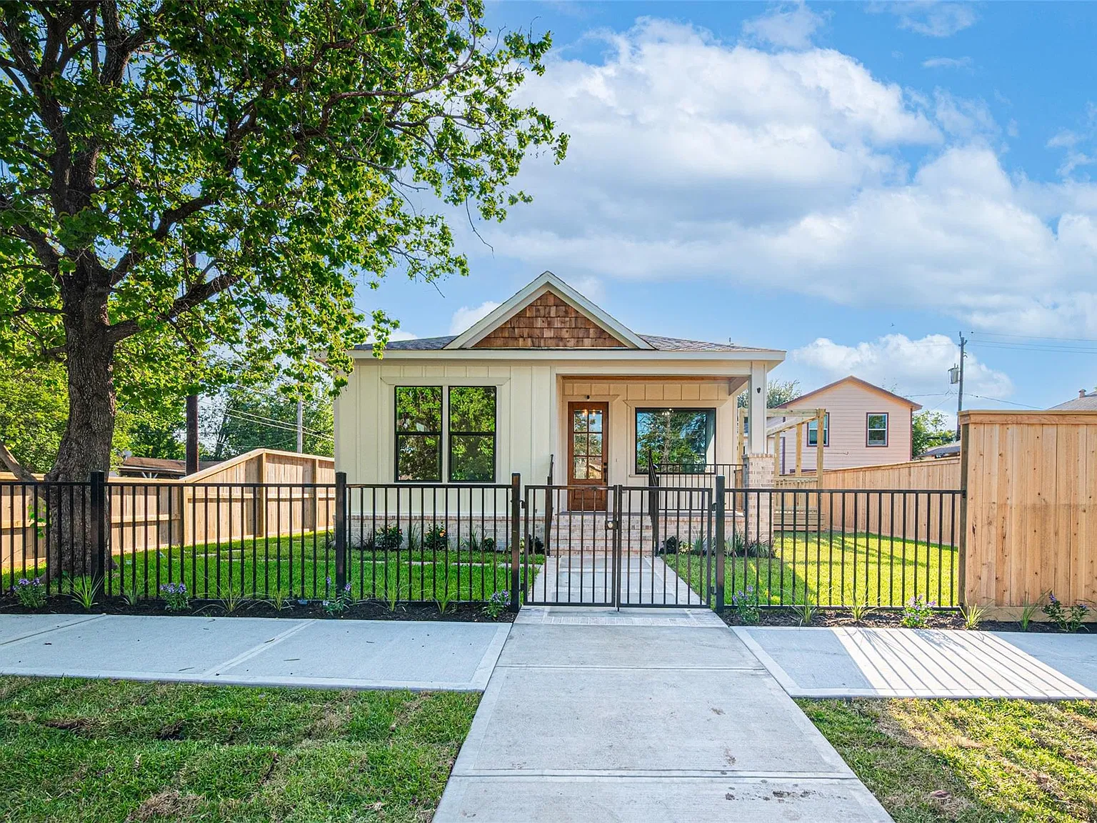 3 bed, 3.0 bath, 1974 sqft, $3,500 — Photo 3