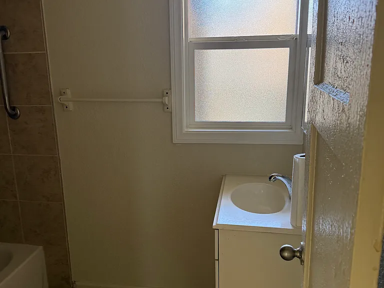 2253 S Cochran Ave — Photo 12