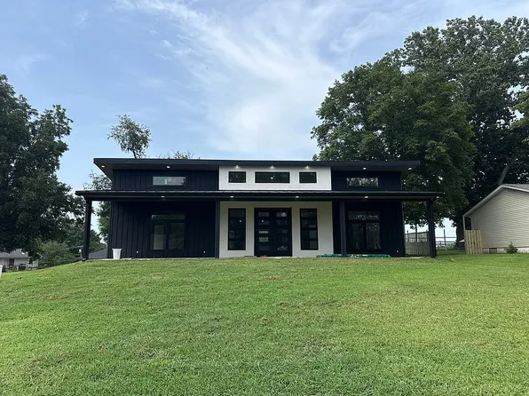 1013 E 10th St, Carrollton, MO 64633