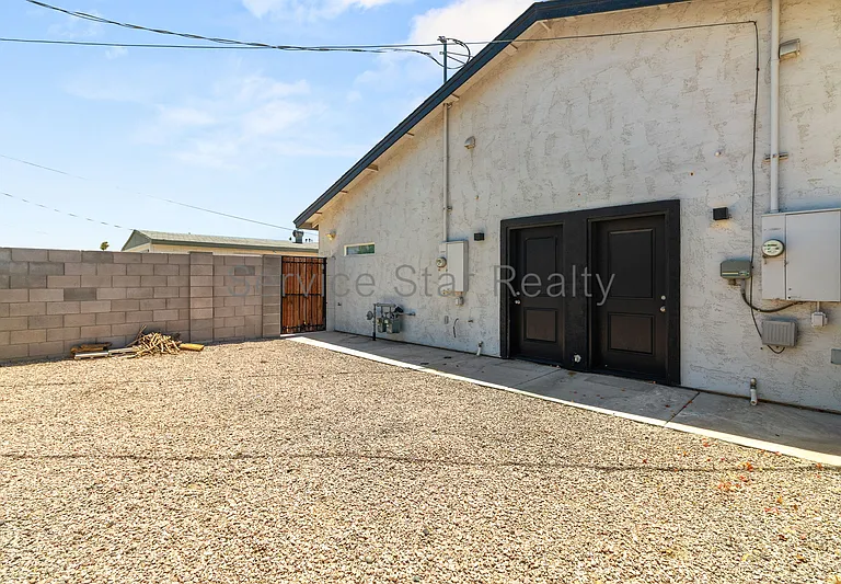 1558 W 5th St — Photo 24