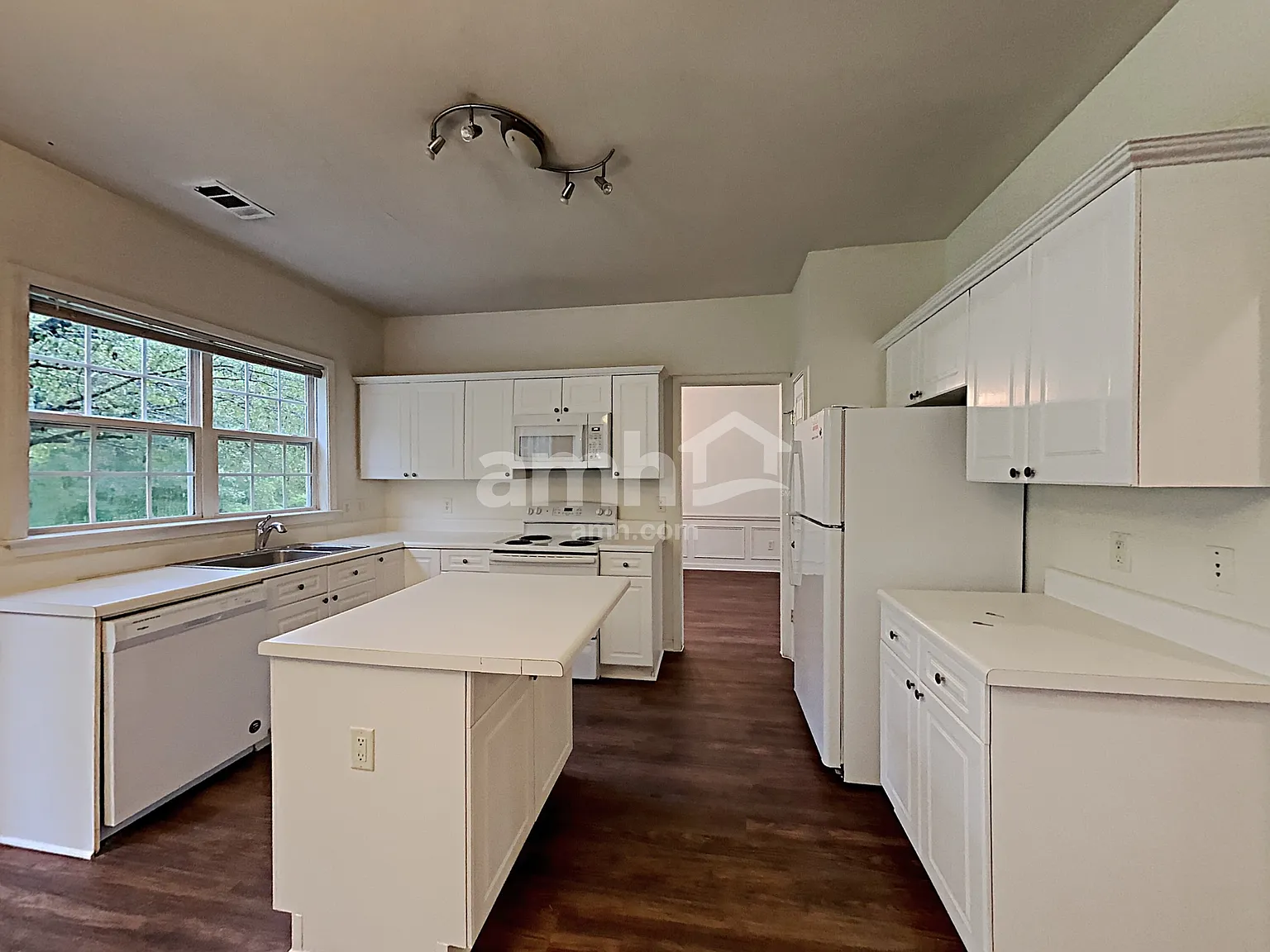 4 bed, 2.5 bath, 2060 sqft, $2,650 — Photo 3