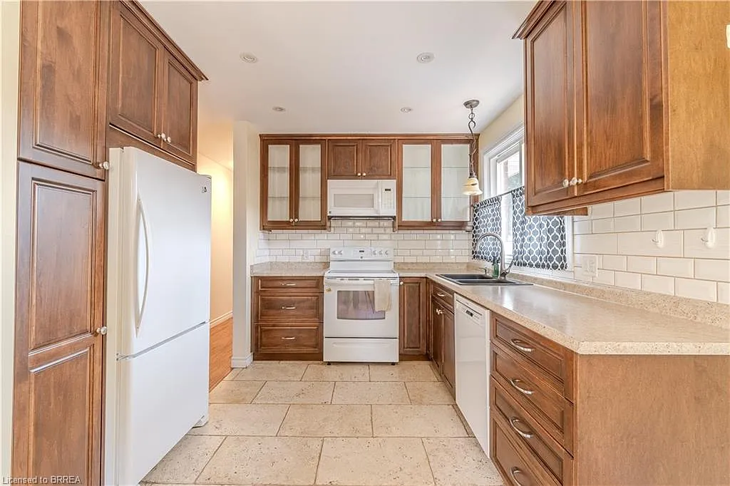 3 bed, 1000 sqft, $2,200 — Photo 2