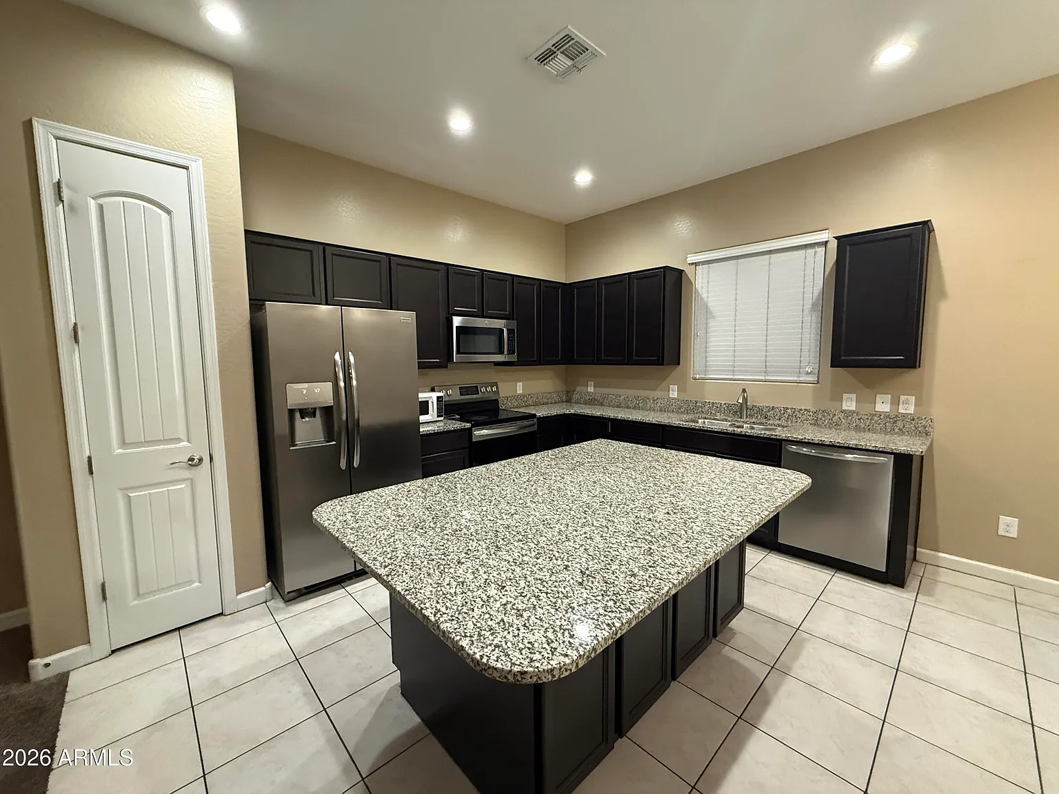 4 bed, 2.5 bath, 1960 sqft, $2,350 — Photo 4
