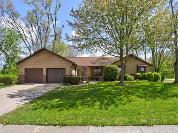 1220 Worcester Dr NE, Grand Rapids, MI 49505