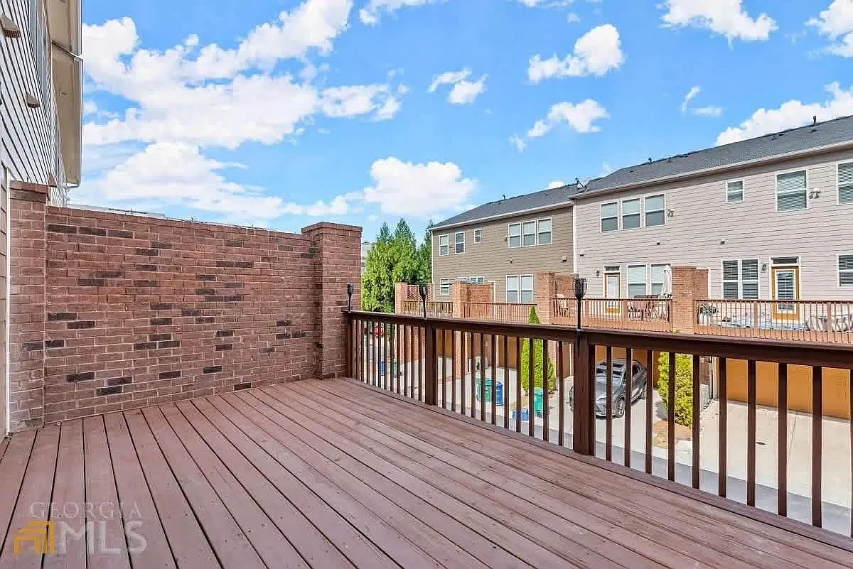 3 bed, 3.5 bath, 2200 sqft, $1,200 — Photo 3
