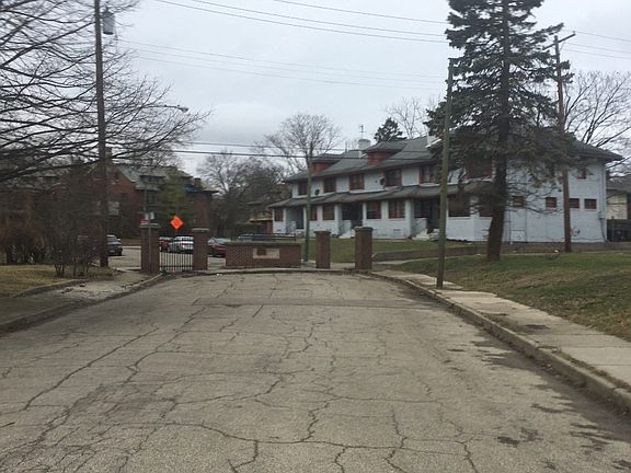 4th image of 930 Five Oaks Ave