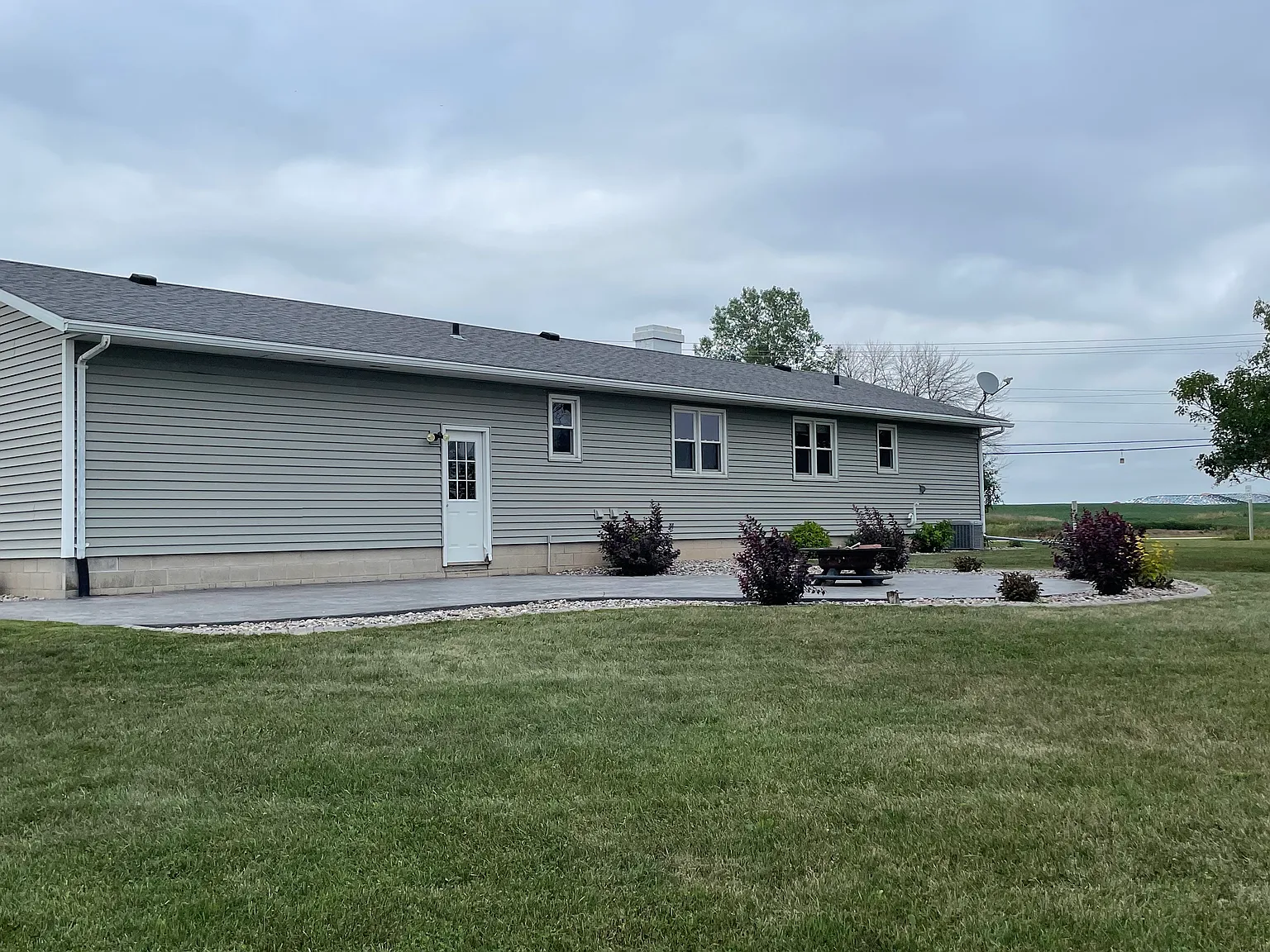 3 bed, 1500 sqft, $2,400 — Photo 2