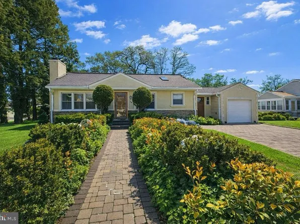 96 Lakedale Dr, Lawrence Township, NJ 08648