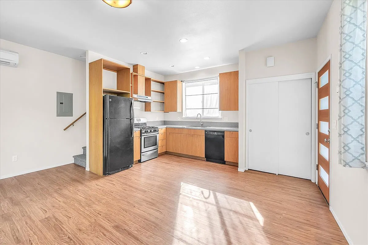 310 SW Maricara St — Photo 3