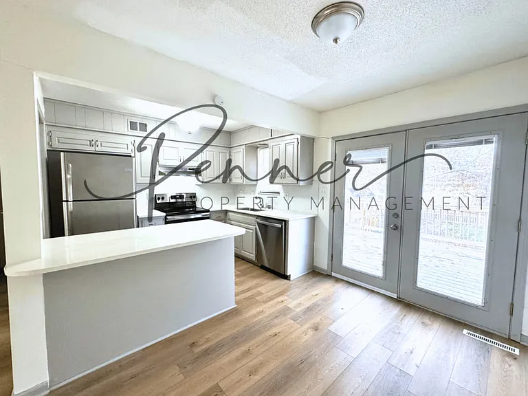 602 NE Magellan Ave #B — Photo 3