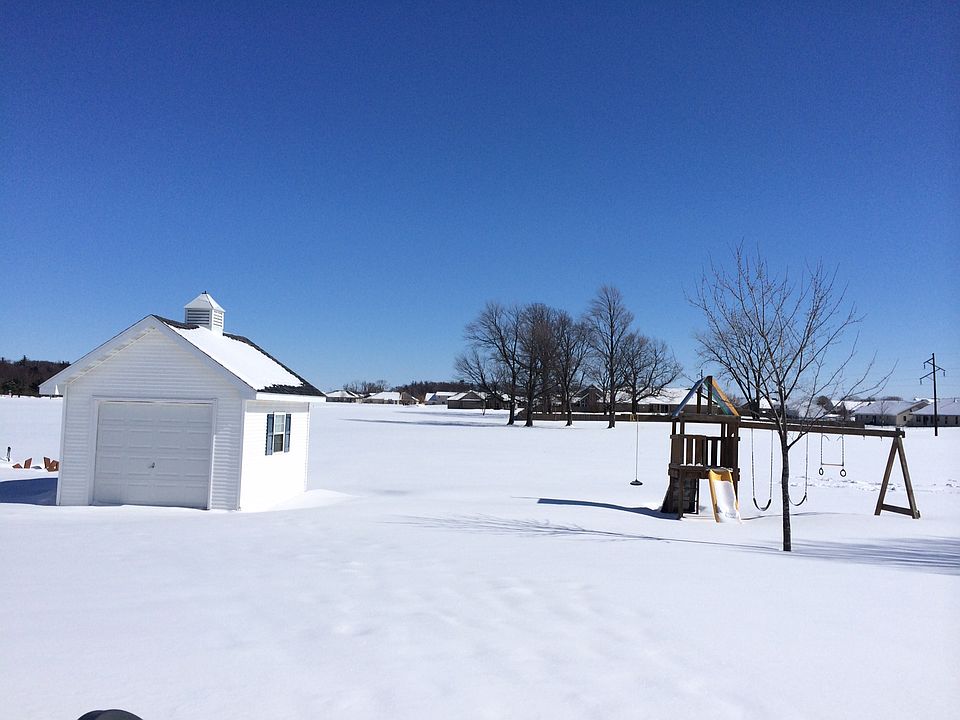 2nd image of 445 Gilbert Ct