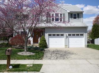 18 Sutton Pl, Helmetta, NJ 08828