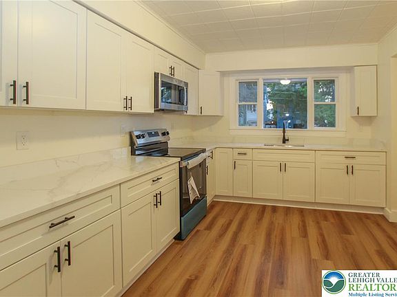 4th image of 109 W Saint Joseph St