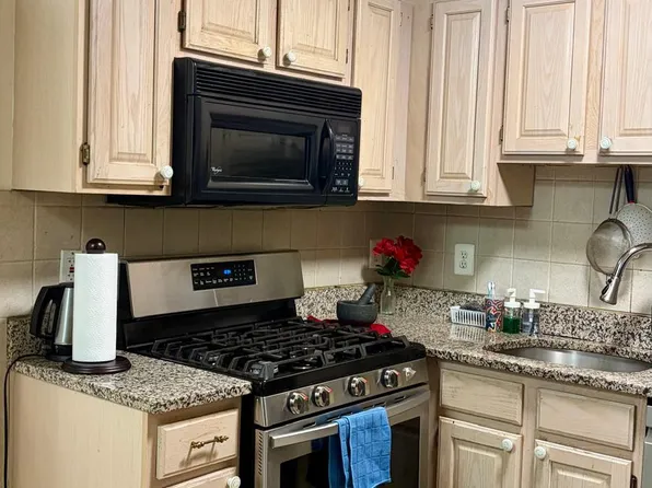 221 Prestwick Way, Edison, NJ 08820