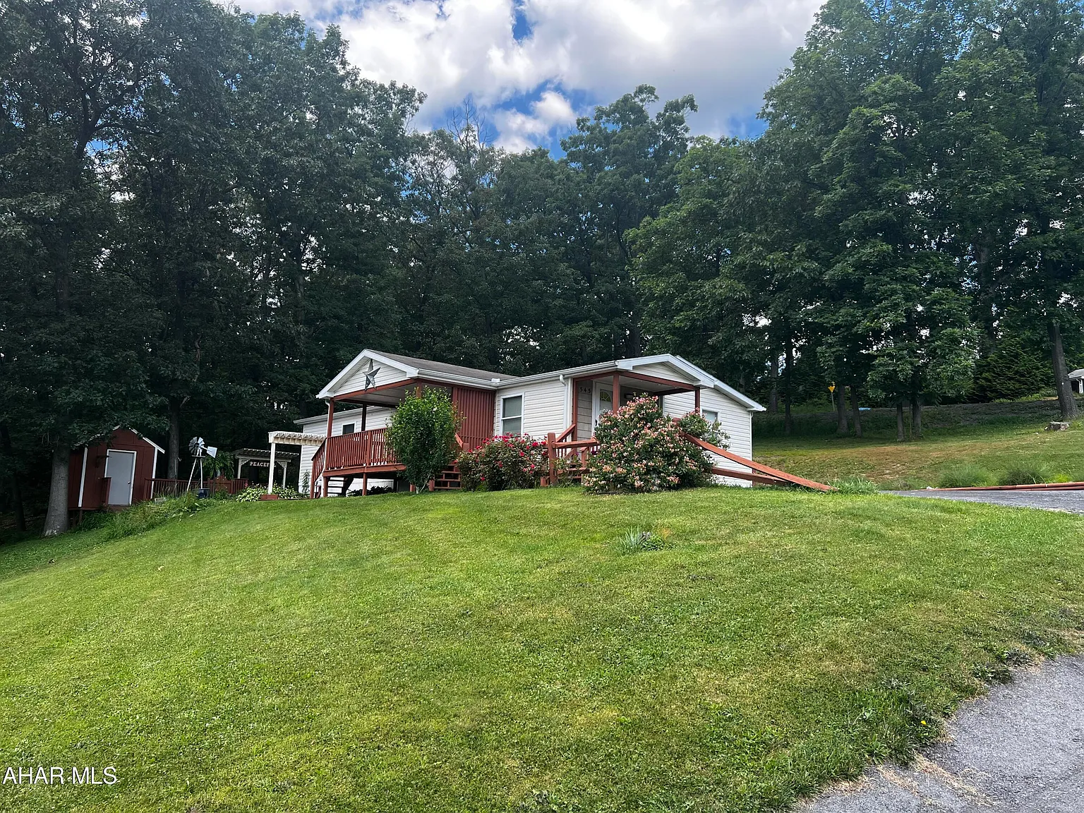 545 Castle Dr photo 1