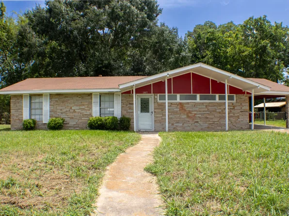 1307 S Delaware St, Clarksville, TX 75426
